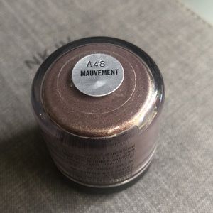 MAC mauvement pigment